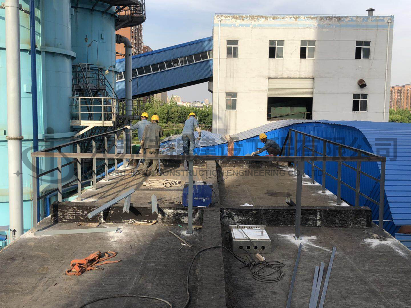 金泰热电153米烟囱钛钢复合板防腐项目